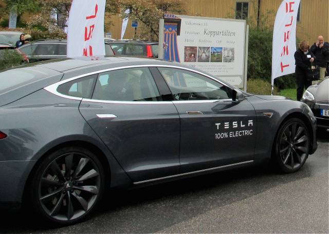 TESLA S